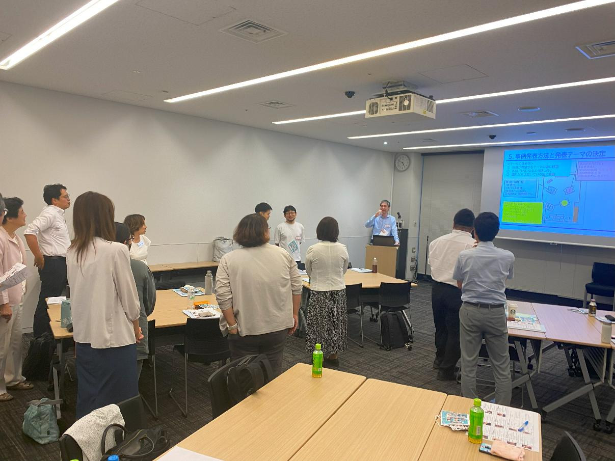会場での勉強会の様子。参加者が発表を聞いている