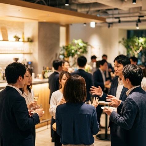 懇親会で参加者が歓談している様子